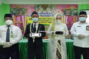 Kemenag Tuban Hadiahi Pasangan Baru dengan Kartu Nikah Digital
