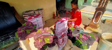 Pandemi Bikin Omzet Turun, Kini Perajin Sandal di Pasuruan Sumringah Kebanjiran Pesanan Sovenir Pernikahan