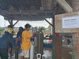 Peternak Ikan Koi Blitar Bantu Oksigen Kepada Warga Yang Membutuhkan
