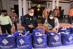 Pelindo III Bagikan 1.000 Paket Sembako Gratis kepada Para Pelaku Pariwisata Mojokerto