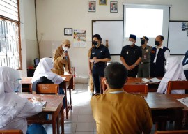 Hari Pertama PTM Terbatas, Wagub Emil Tinjau Pelaksanaan di Lamongan