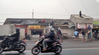 Puting Beliung Porak Porandakan Atap Pasar Canggu Mojokerto