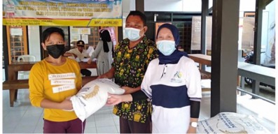 TKSK Ditugasi Dinas Sosial Kabupaten Jombang Salurkan Bansos