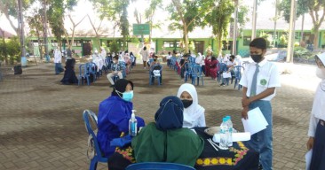 Pelajar MAN dan MTs Probolinggo Ikuti Vaksinasi di Sekolah