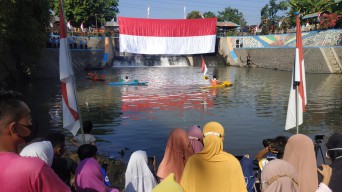 Sambut HUT Ke-76, Warga Pasang Bendera Merah Putih Raksasa di Bendungan