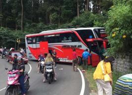 Rem Blong, Bus Pariwisata Tabrak Tebing di Sarangan, 5 Penumpang Luka-luka