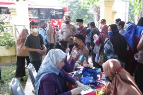 Genjot Vaksinasi, Polresta Sidoarjo Terjunkan Gerai Bus Vaksin di Masjid Agung