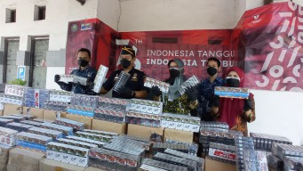 Jualan Rokok Ilegal Online, Dua Warga Lamongan Dibekuk Bea Cukai Gresik