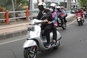 Kendarai Vespa, Wali Kota Eri Ajak Ketua PKK Salurkan Bansos untuk Ibu Hamil