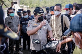 Bupati Hendy Minta Warga Bongkar Jembatan Bambu Karena Langgar Regulasi