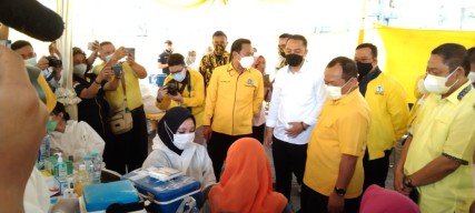 Sambil Gelar Vaksinasi, Golkar Surabaya Bagikan Sembako dari Ketum Airlangga Hartarto