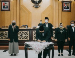 APBD-P Surabaya Rp 8,9 Triliun Disahkan, Ada Seragam Pelajar Gratis hingga Insentif Nakes