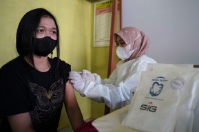 SIG Serahkan Bantuan 5.000 Paket Multivitamin di Jatim dan Jateng