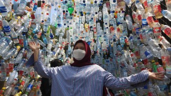 Edukasi Masyarakat, Aktivis Lingkungan Ecoton Gelar Pameran Berbahan Plastik