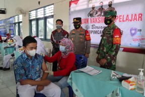 Forkopimcam Manyar Turun Lakukan Vaksinasi di Sekolah