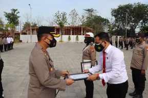 Sebelum Pisahan, Kapolres Gresik Beri Penghargaan Anggotanya