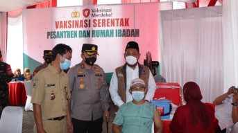Kapolres Gresik dan Forkopimda Tinjau Vaksinasi Ponpes dan Rumah Ibadah