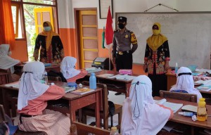 Awasi Penerapan Prokes Saat PTM, Polisi di Tulungagung Keliling ke Beberapa Sekolahan