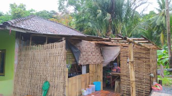 Hujan Hampir Seharian di Bawean, Satu Rumah Disapu Angin Puting Beliung