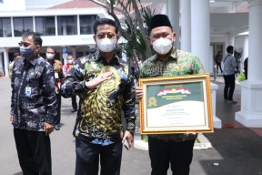 Usai Terima Penghargaan Abdi Bakti Tani dari Wapres,  Bupati Gresik Fokus Sejahterakan Petani