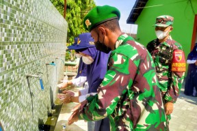 Babinsa di Bojonegoro Turun ke Sekolah, Bina Pelajar Terapkan Prokes