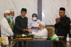Tasyakuran Pengesahan Perpres Dana Abadi Ponpes, PKB Jatim Kunjungi PWNU