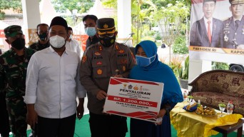 Kapolres Gresik  Salurkan Bantuan Tunai Kepada 16 Pedagang Kaki Lima Dan Warung