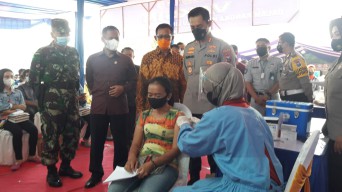 Tuna Wisma di Tulungagung Terima Sembako dan Vaksin dari Polisi