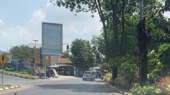Simsalabim !!! Izin Belum Ada Papan Baliho Gede Sudah Berdiri