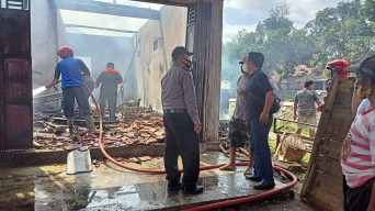 Korsleting Listrik, Gudang Peralatan Rias di Tulungagung Habis Terbakar