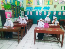 Rutin Semprot Disinfeksi, Salah Satu Upaya MI Sukomulyo Cegah Timbulnya Klaster Sekolah