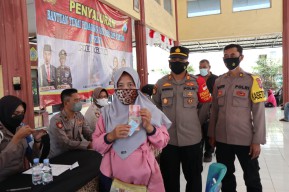 191  Pedagang Kecil di Gresik Sumringah, Terima Rp 1,2 juta Usai Didatangi Bhabinkamtibmas 