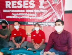Anggota DPRD Pasuruan Bantu Material Untuk Rumah Tak Layak Huni