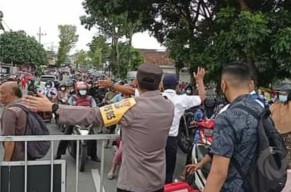 Polisi Blitar Bubarkan Kegiatan Bagi Telur Karena Langar Prokes