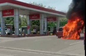 Mobil Espass Terbakar di Area SPBU Godean Nganjuk, Sang Sopir Terluka