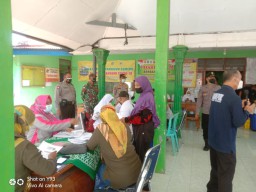 Warga Desa Ringinanom Terima Vaksin Merdeka Polres Nganjuk
