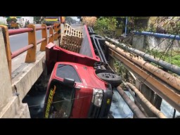 Tiba-tiba Sopir Kehilangan Kendali, Truk Muatan Bata Ringan Nyungsep ke Sungai
