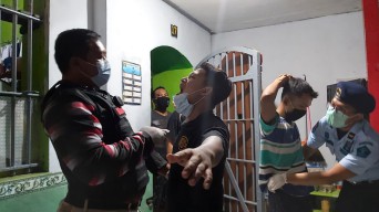 Tim Satops Patnal Geledah Blok Hunian Lapas Jombang, Petugas Temukan Sejumlah Barang Terlarang