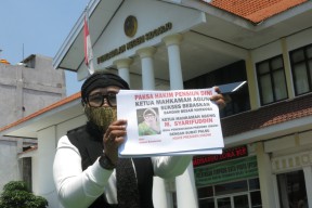 Suami Dipensiunkan Dini, Istri Mantan Hakim PN Sidoarjo Gelar Demo Tunggal