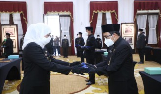 Jumat Malam Gubernur Khofifah Lantik Lima Pejabat Eselon II di Grahadi
