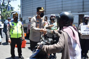 Hari Pertama Operasi Patuh Semeru 2021, Polisi Sidoarjo Bagikan Masker dan Sembako