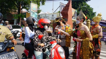 Sosok Tribuana Tunggadewi dan Gajah Mada Kok Bagi-bagi Snack di Mojokerto