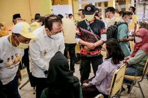 Golkar Gelar Vaksinasi Bagi Warga Jember, Bupati : Masih Butuh 1,5 Juta Dosis Lagi