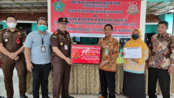 Kejari Sidoarjo Serahkan Uang Korupsi Eks Kades Banjarkemantren Rp 541.912.794
