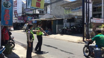 Salip Truk, Pemotor Asal Waru Berakhir Tewas