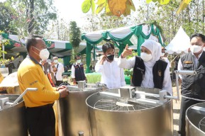 KTH dan KUPS di Jatim Dapat Hibah Cangkul, Golok hingga Mesin Grinder dari Pemprov Jatim