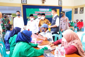 Tinjau Vaksinasi di Tegaldlimo, Wagub Sugirah ingatkan Disiplin Prokes