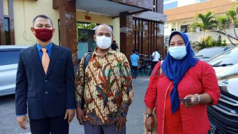 Datangi Mapolda Jatim, Dokter Perempuan Ini Tanyakan Kasus KDRT Yang Dilakukan Anggota DPRD Jatim