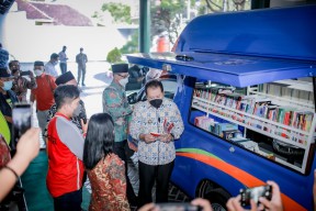 Bupati Jember Terima Bantuan Mobil Perpustakaan Keliling dari Perpusnas RI