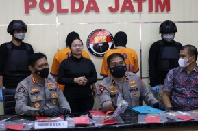Curi Emas Batangan Seberat 7 Kg, Kurir PT IGS Serta Pembelinya Dicokok Polda Jatim